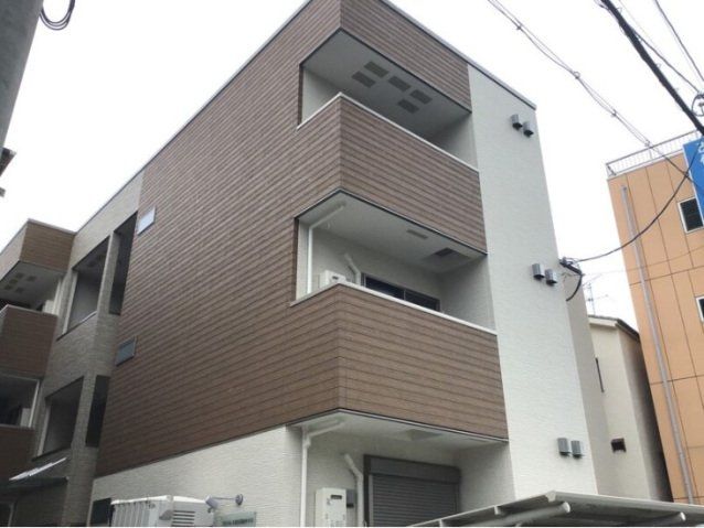 建物外観　3階建てのスマートな建物です。