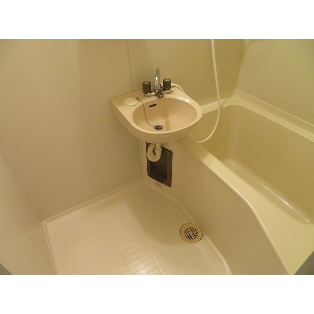 バス・シャワールーム　同間取り別部屋の写真です