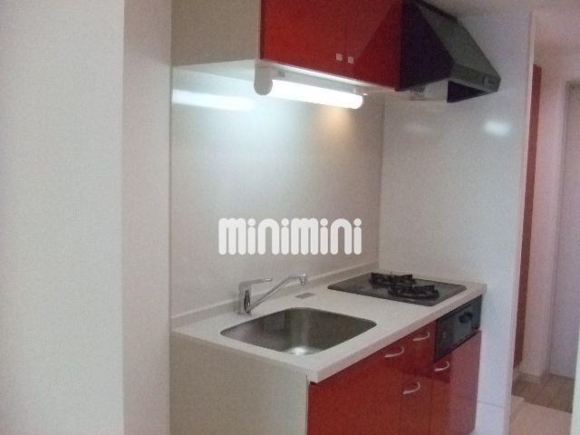 キッチン　赤色のおしゃれなキッチンです。二口コンロ付です