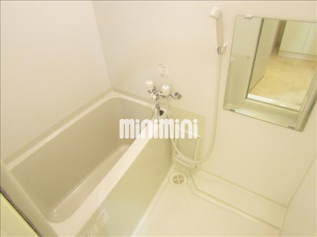 バス・シャワールーム　鏡つきのバスルームで一日の疲れを癒せます