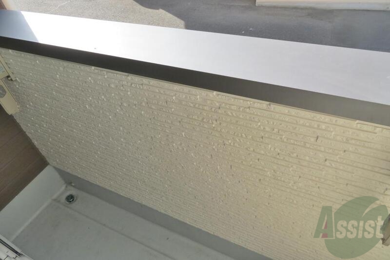 バルコニー　お天気の良い日は布団も干せてポカポカです。