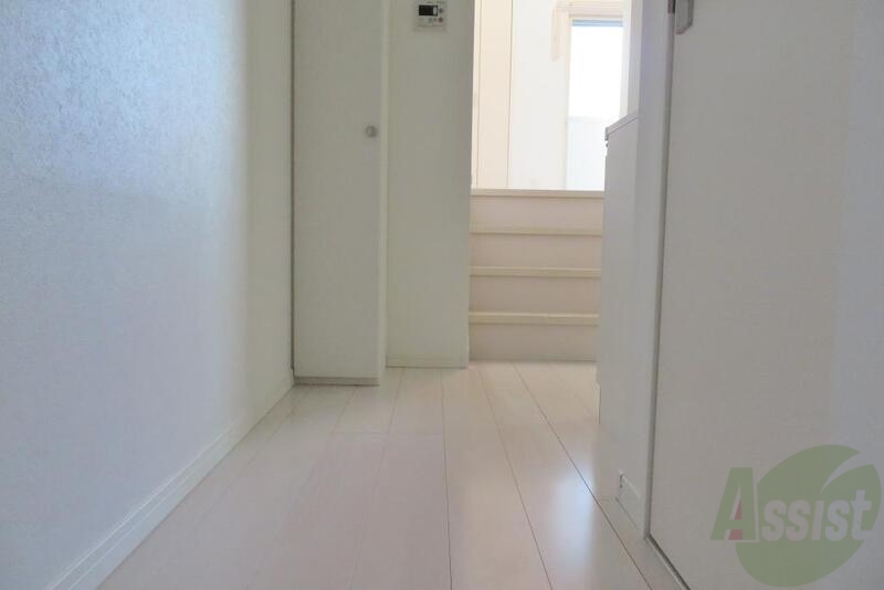 玄関　玄関からの写真になります。広々でフラットです