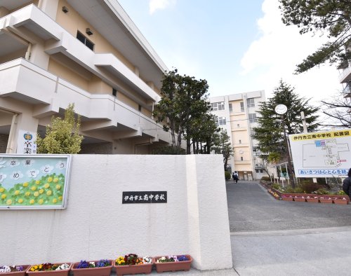 中学校　南中学校（中学校）まで877m