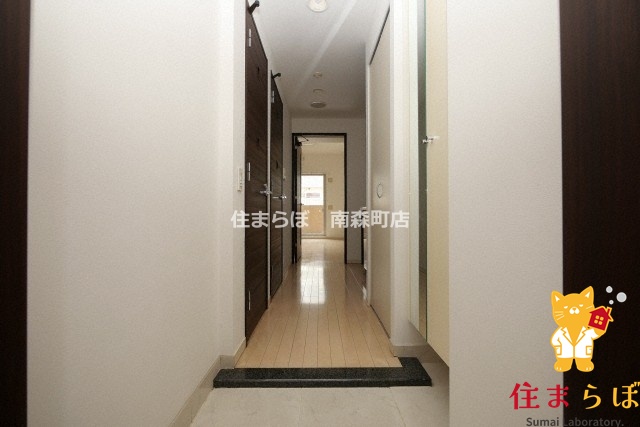 玄関　「気になったら、LINEで気軽に相談できますよ。」