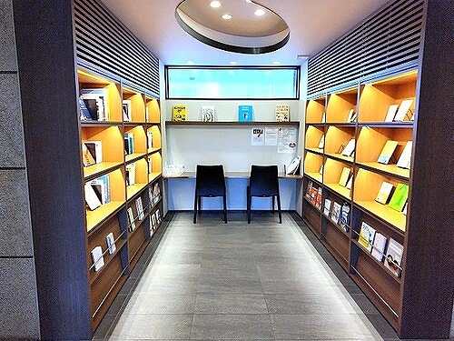 エントランス　ライブラリースペース