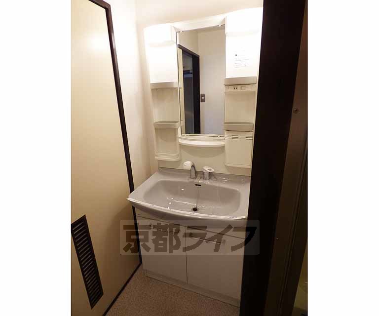 洗面設備　広めの洗面台となっております