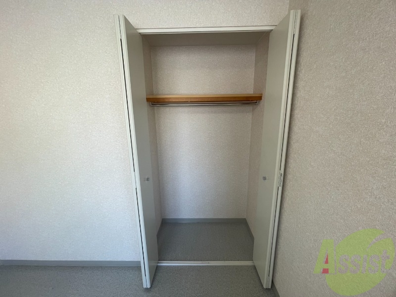 収納　クローゼットを開けてみました。奥行きがありますね。