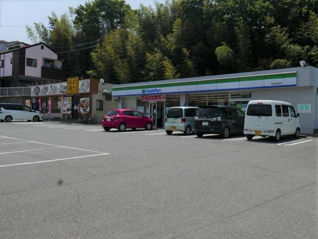 コンビニ　ファミリーマート（コンビニ）まで572m