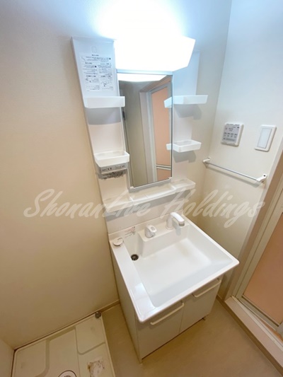 洗面設備　明るい洗面所です