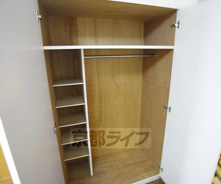 収納　クローゼットは仕切りつきで機能的に使えます