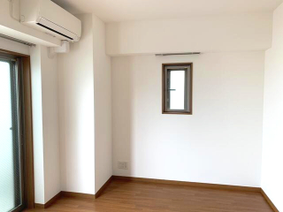 その他部屋・スペース　落ち着いた色調の寝室です