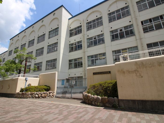 中学校　本山中学校（中学校）まで1910m
