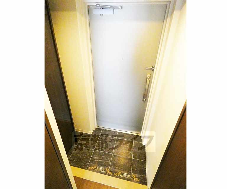 玄関　シュ＾－ズボックスつきです。