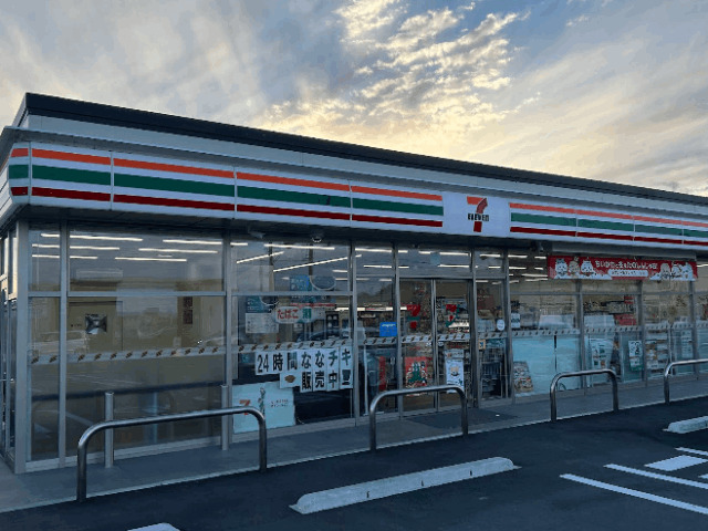 コンビニ　セブンイレブン桑名小貝須店（コンビニ）まで526m