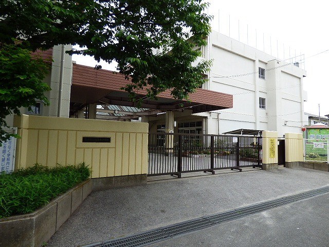 小学校　市川市立稲荷木小学校（小学校）まで746m