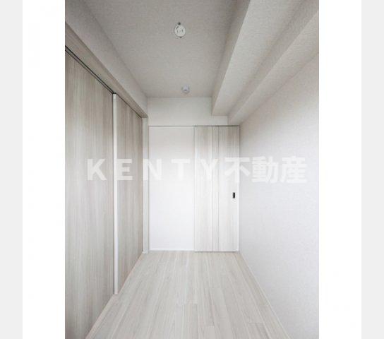 その他部屋・スペース　落ち着いた色調の寝室です