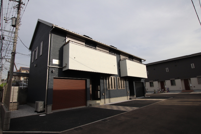 建物外観　シャッター付きのカーポートあり