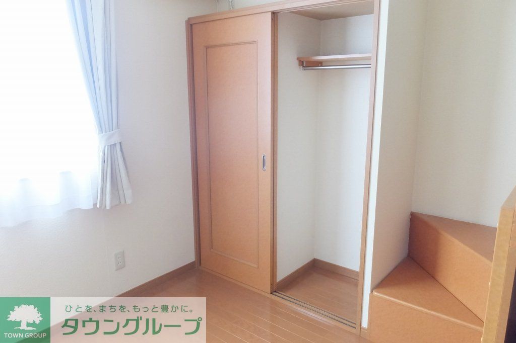 その他部屋・スペース　1階はフローリング、2階はじゅうたんです。