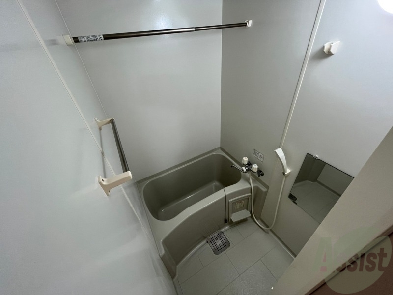 バス・シャワールーム　お風呂です。少し狭いですがシャワーするには十分ですね。