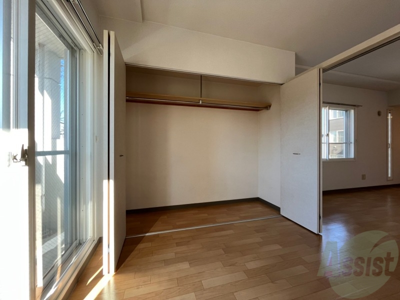 収納　こちらの収納にはハンガーをかけて服もしまえますね。