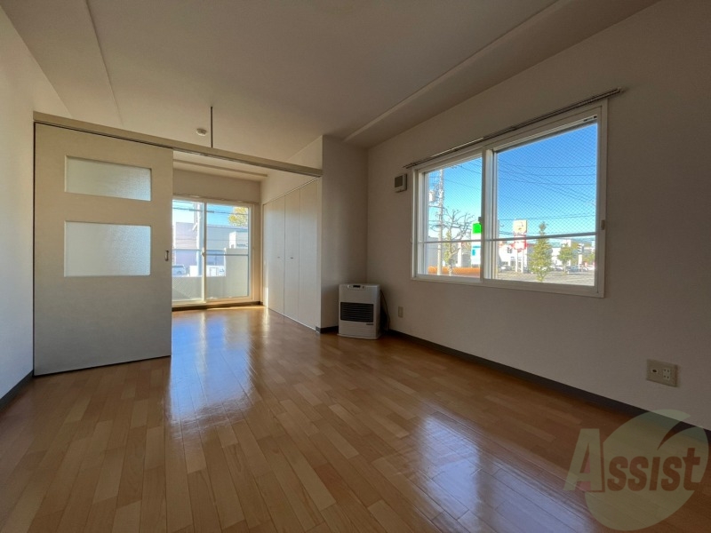 居室・リビング　広くてキレイなお部屋が広がっていて、充実した生活が送れそう。