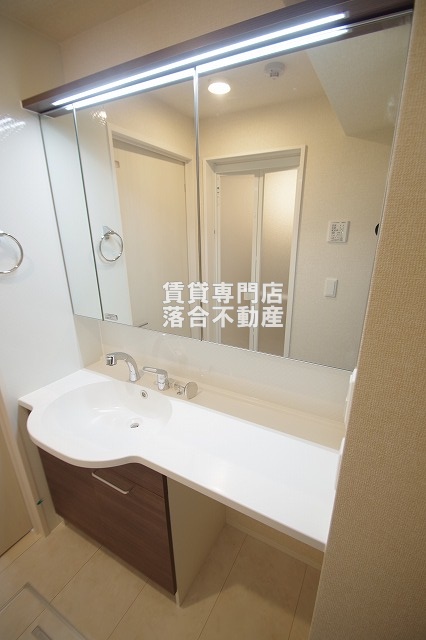 洗面設備　広々とした独立洗面台