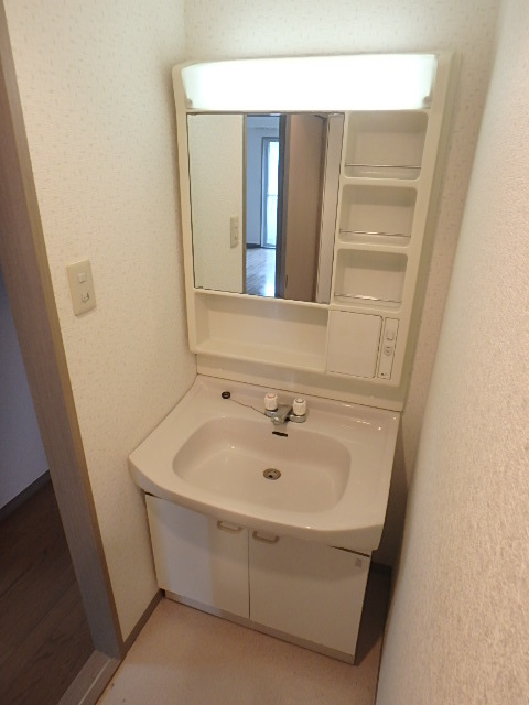 洗面設備　朝の身支度には欠かせない洗面台。