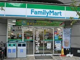 コンビニ　ファミリーマート 新町三丁目店（コンビニ）まで289m
