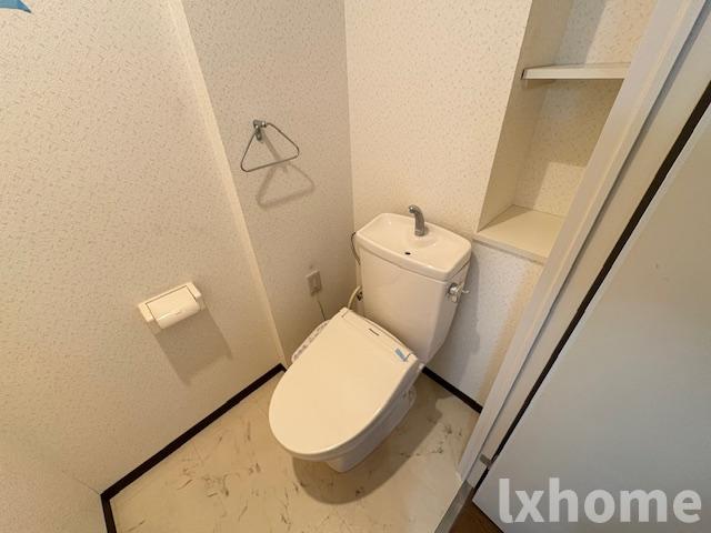 トイレ　落ち着いた色調のトイレです