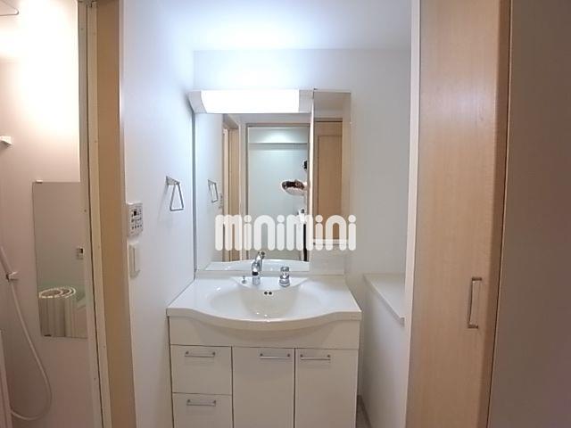 洗面設備　綺麗な洗面台です。