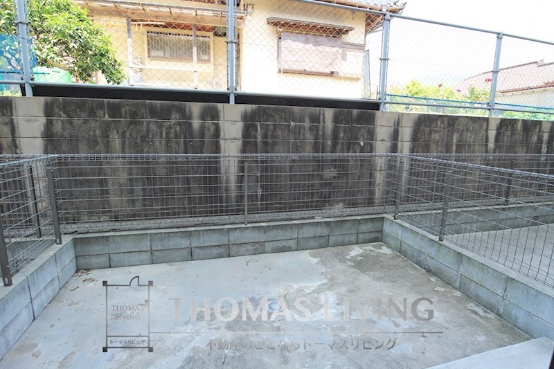 バルコニー　専用庭付き。