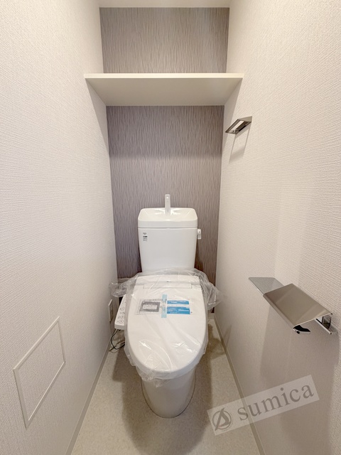 トイレ　人気アイテムの温水洗浄便座。清潔感のあるトイレです。