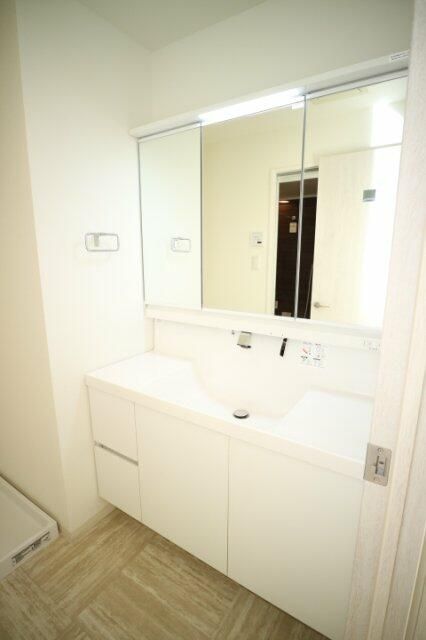 洗面設備　朝の支度にも助かる、独立の洗髪洗面化粧台