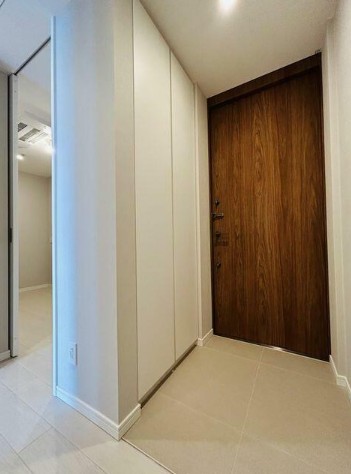 玄関　※別部屋の参考写真です。