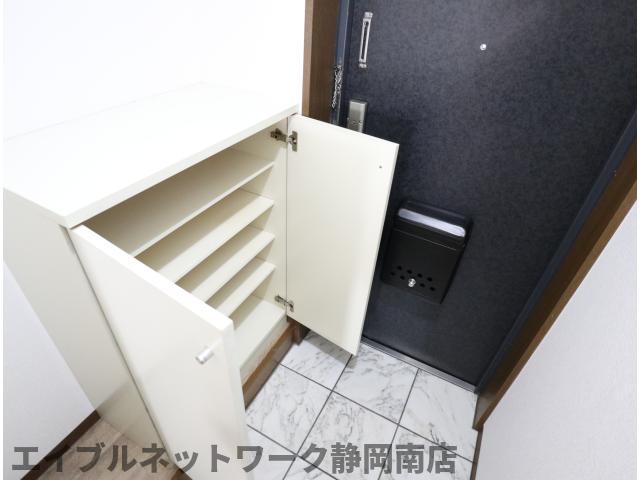 玄関　収納もある玄関です