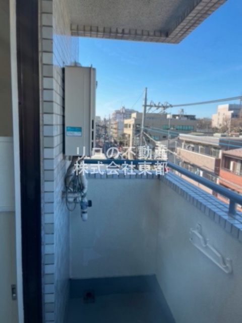 バルコニー　お天気のいい日は洗濯物も気持ちよく干せますね！