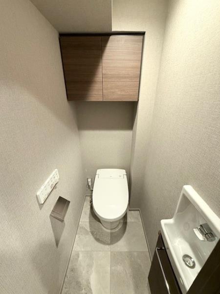 トイレ　落ち着いた色調のトイレです