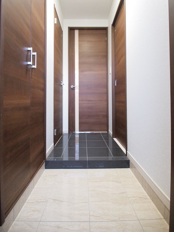 玄関　奥行きのあるシューズＢＯＸ