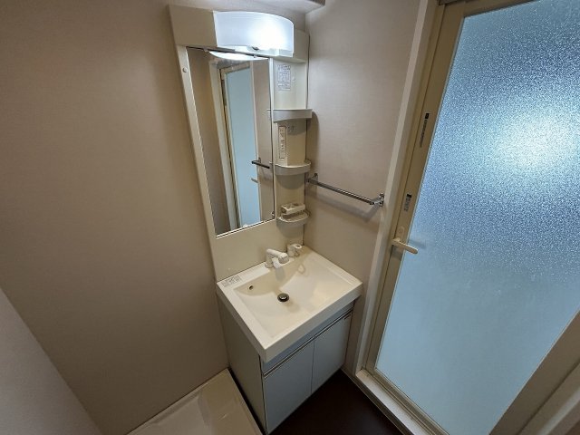 洗面設備　ゆったりとスペースのある洗面所