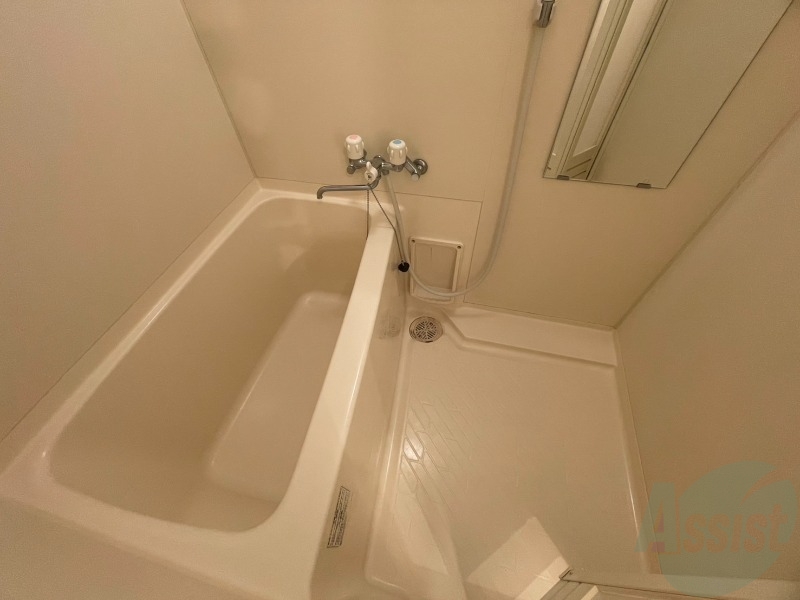 バス・シャワールーム　バスルームはこちらです。広々としてゆったり休めます。