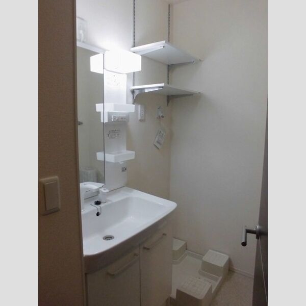 洗面設備　ゆったりとスペースのある洗面所