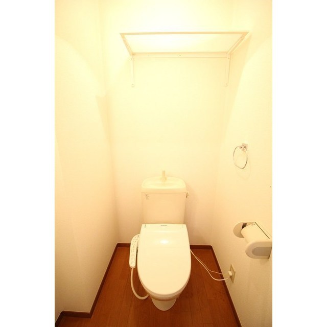 トイレ　上部棚があって便利♪