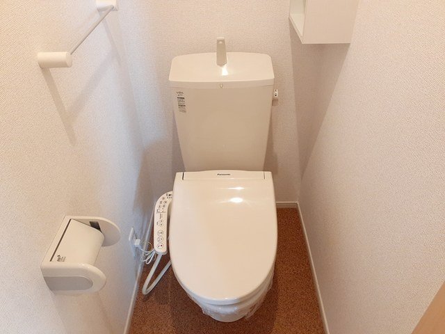 トイレ　落ち着いた色調のトイレです
