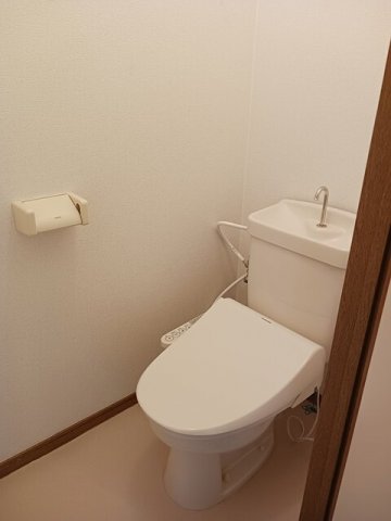トイレ　落ち着いた色調のトイレです