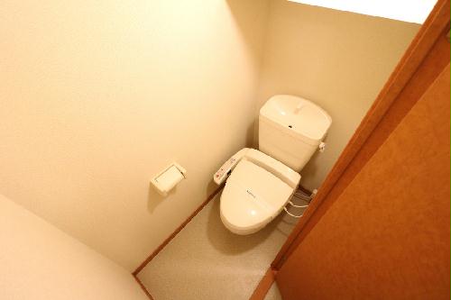 トイレ　快適な温水洗浄便座付きトイレになります。