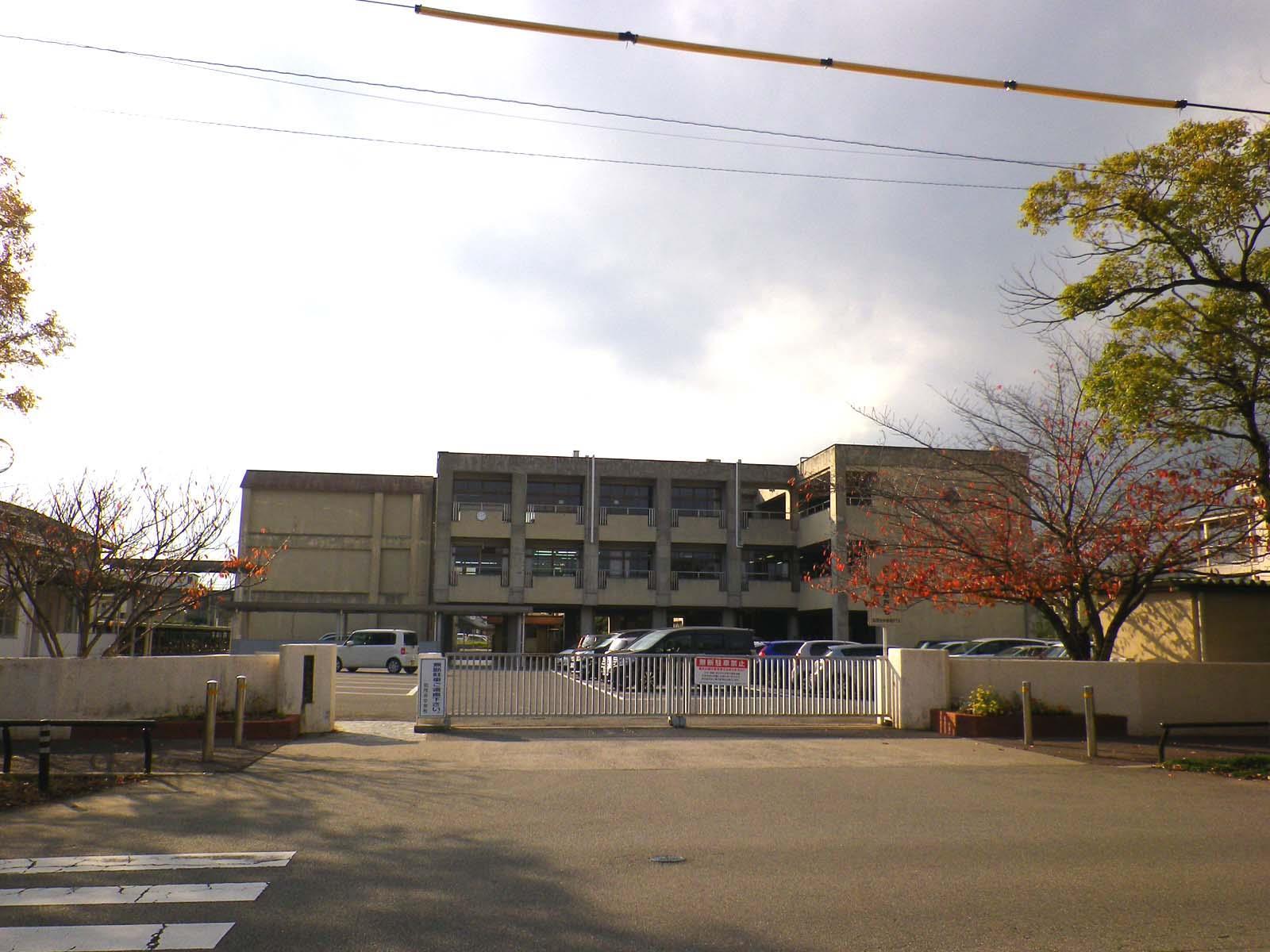 中学校　徳島市立加茂名中学校（中学校）まで1042m