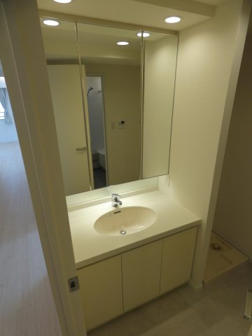 洗面設備　スペースが確保できる洗面所です