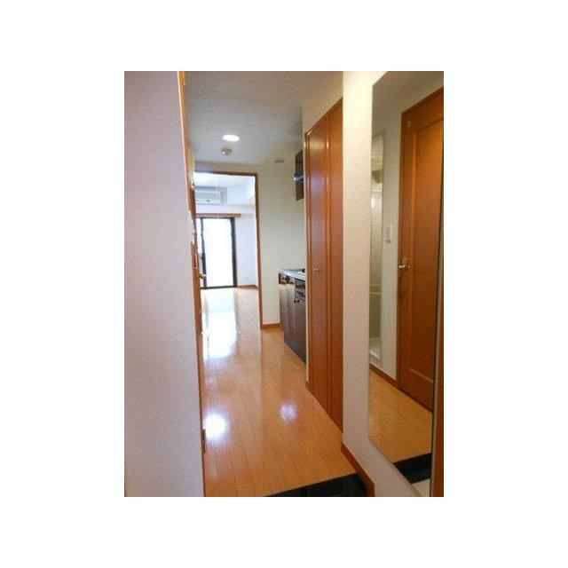 玄関　姿見鏡付き玄関