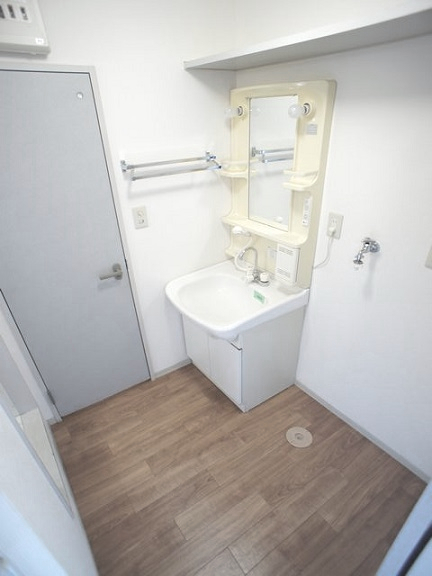 洗面設備　洗面化粧台と洗濯機置き場があります♪