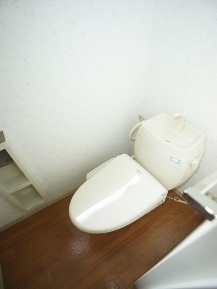 トイレ　温水洗浄暖房便座機能付きです♪